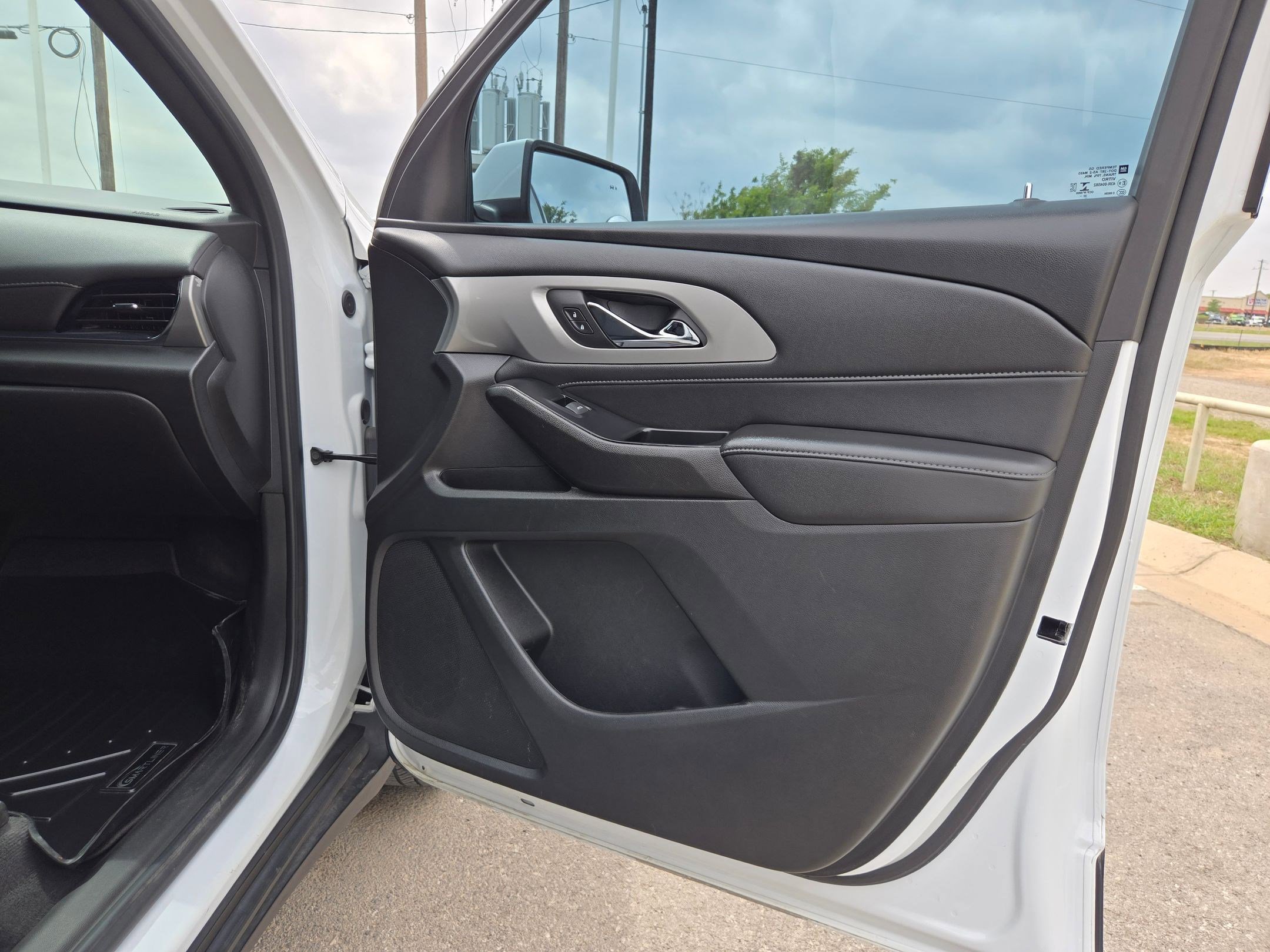 Used 2023 Chevrolet Traverse LT image 22