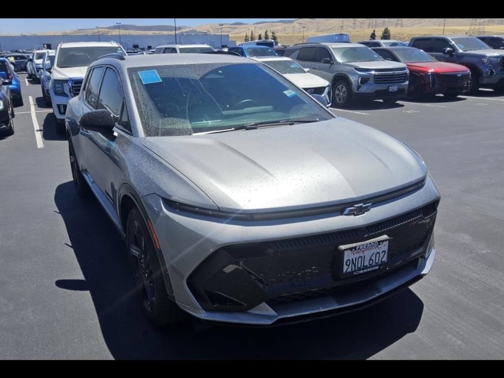Used 2024 Chevrolet Equinox EV RS FWD image 2