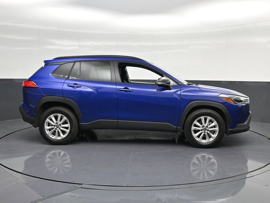 Used 2025 Toyota Corolla Cross LE image 4