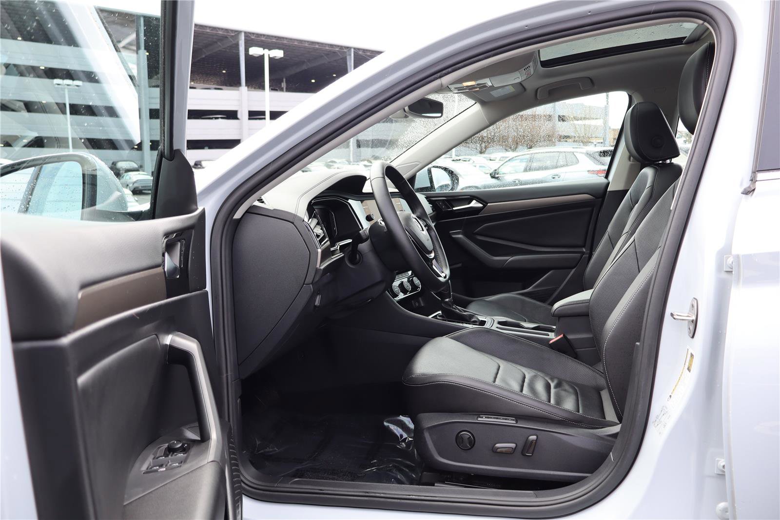 Used 2019 Volkswagen Jetta SEL Premium image 12