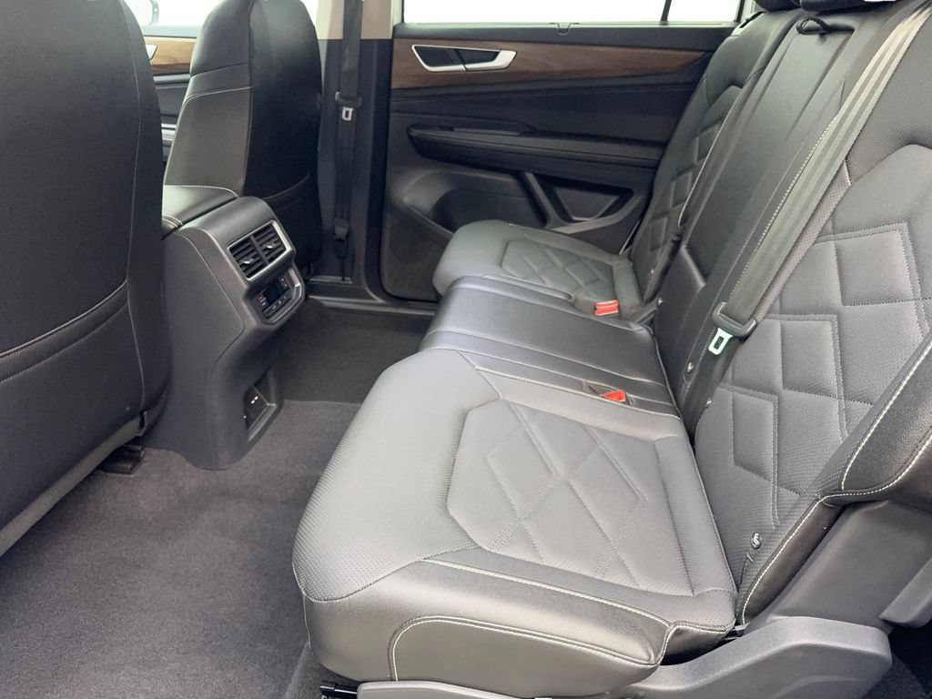 Used 2025 Volkswagen Atlas SE FWD image 34