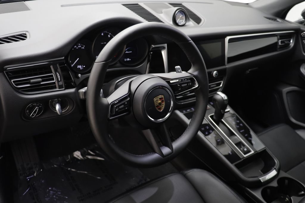 Used 2024 Porsche Macan AWD/4WD image 6
