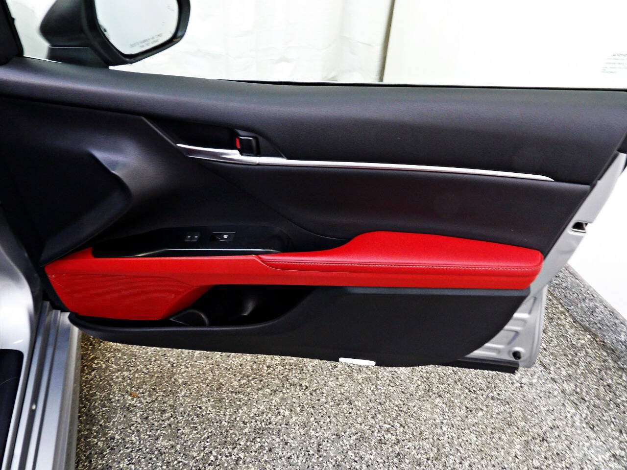 Used 2020 Toyota Camry XSE FWD image 11