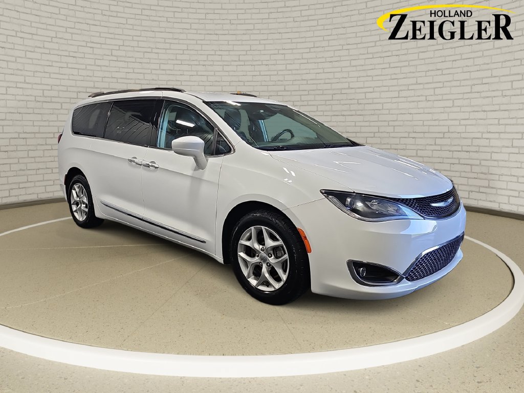 Used 2017 Chrysler Pacifica Touring-L w/ Tire & Wheel Group FWD image 3