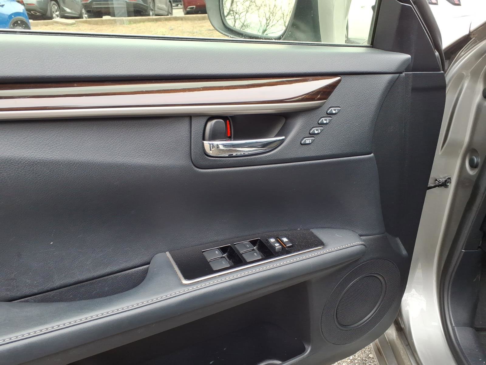 Used 2016 Lexus ES 300h w/ Luxury Package w/Wood Trim image 15