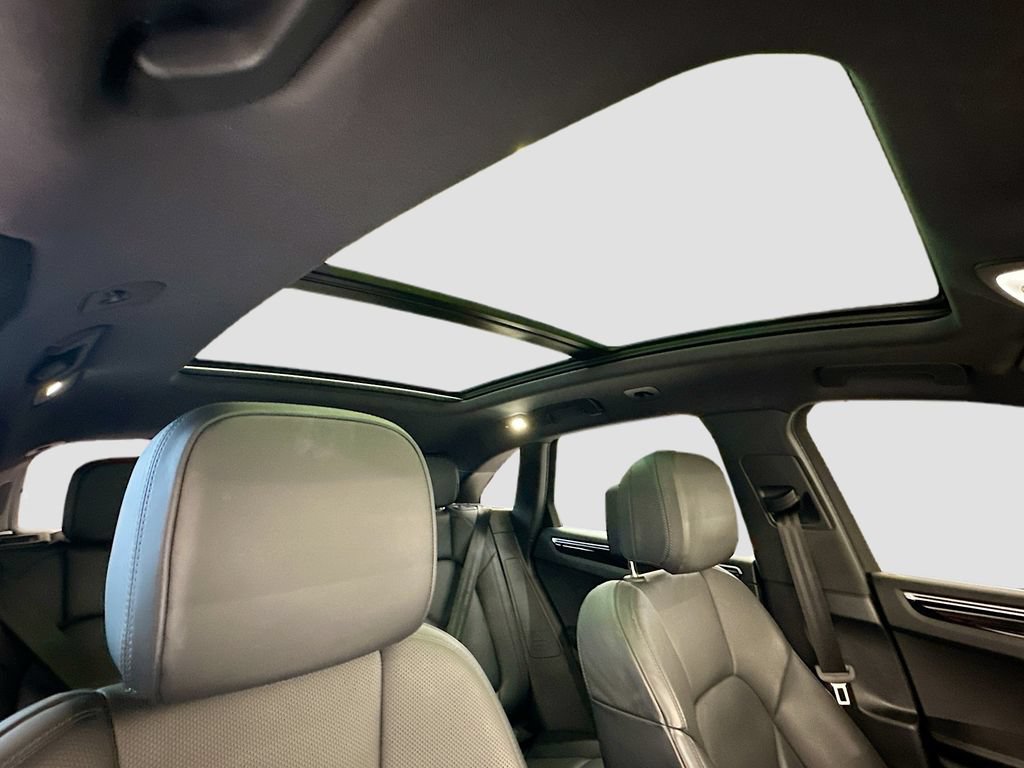 Certified 2022 Porsche Macan S AWD/4WD image 14