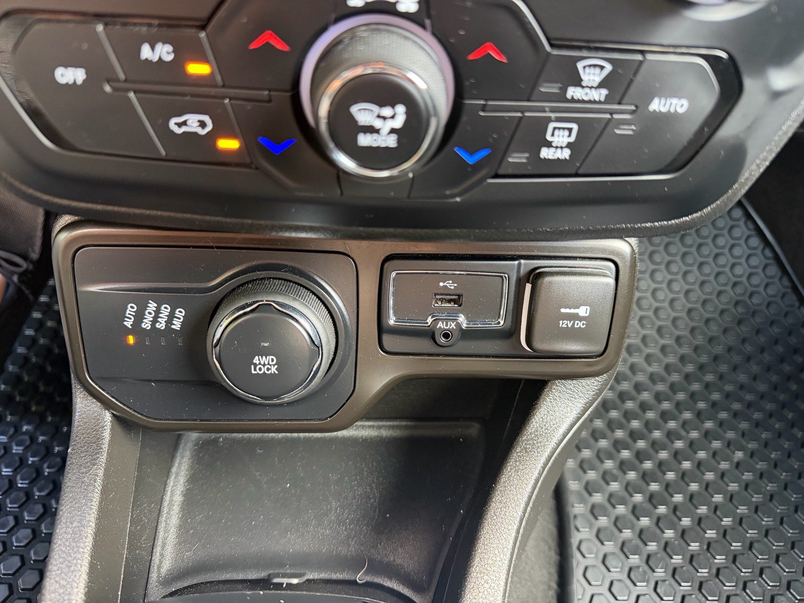 Used 2023 Jeep Renegade Latitude AWD/4WD image 36