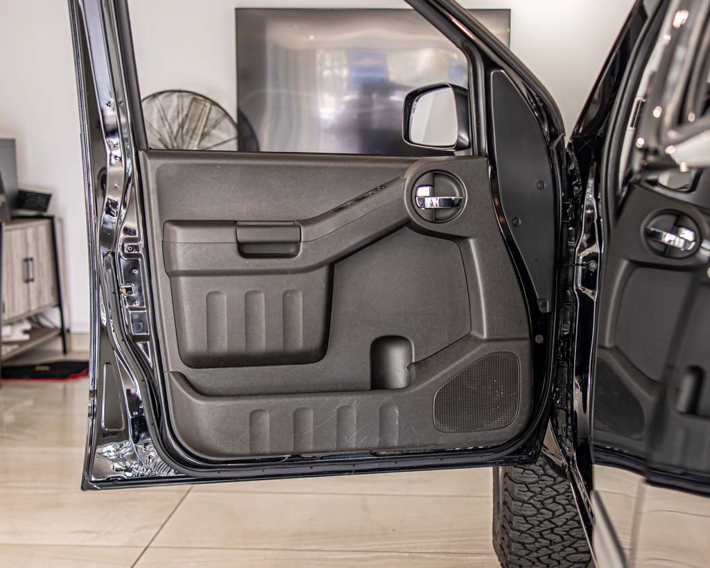 Used 2015 Nissan Xterra PRO-4X w/ Pro-4x Leather Package AWD/4WD image 30