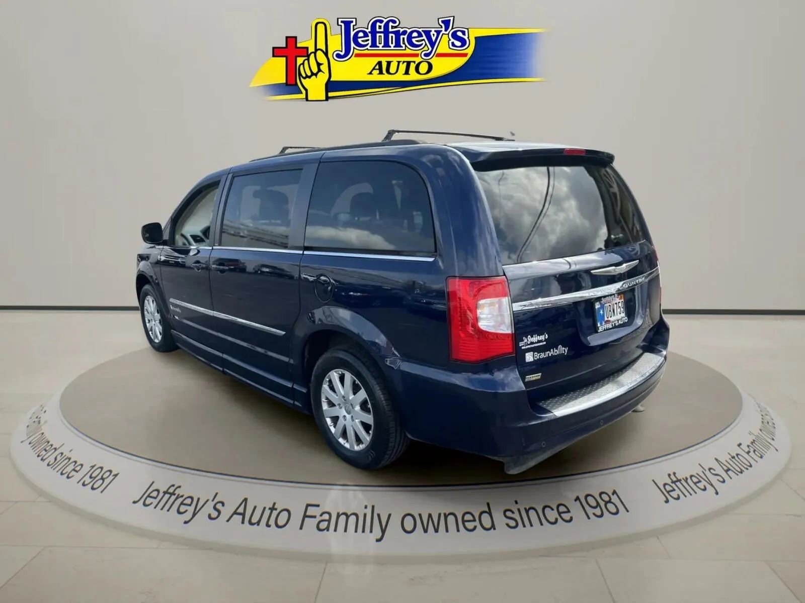 Used 2014 Chrysler Town & Country Touring image 4