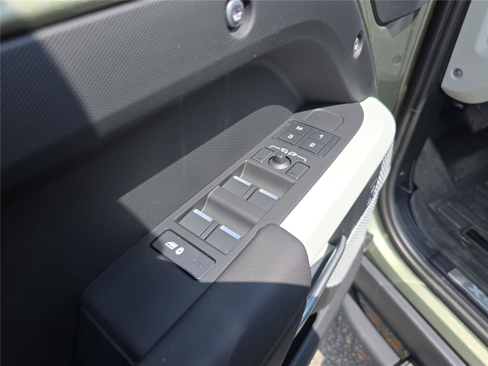 Used 2024 Land Rover Defender 130 X-Dynamic SE AWD/4WD image 19