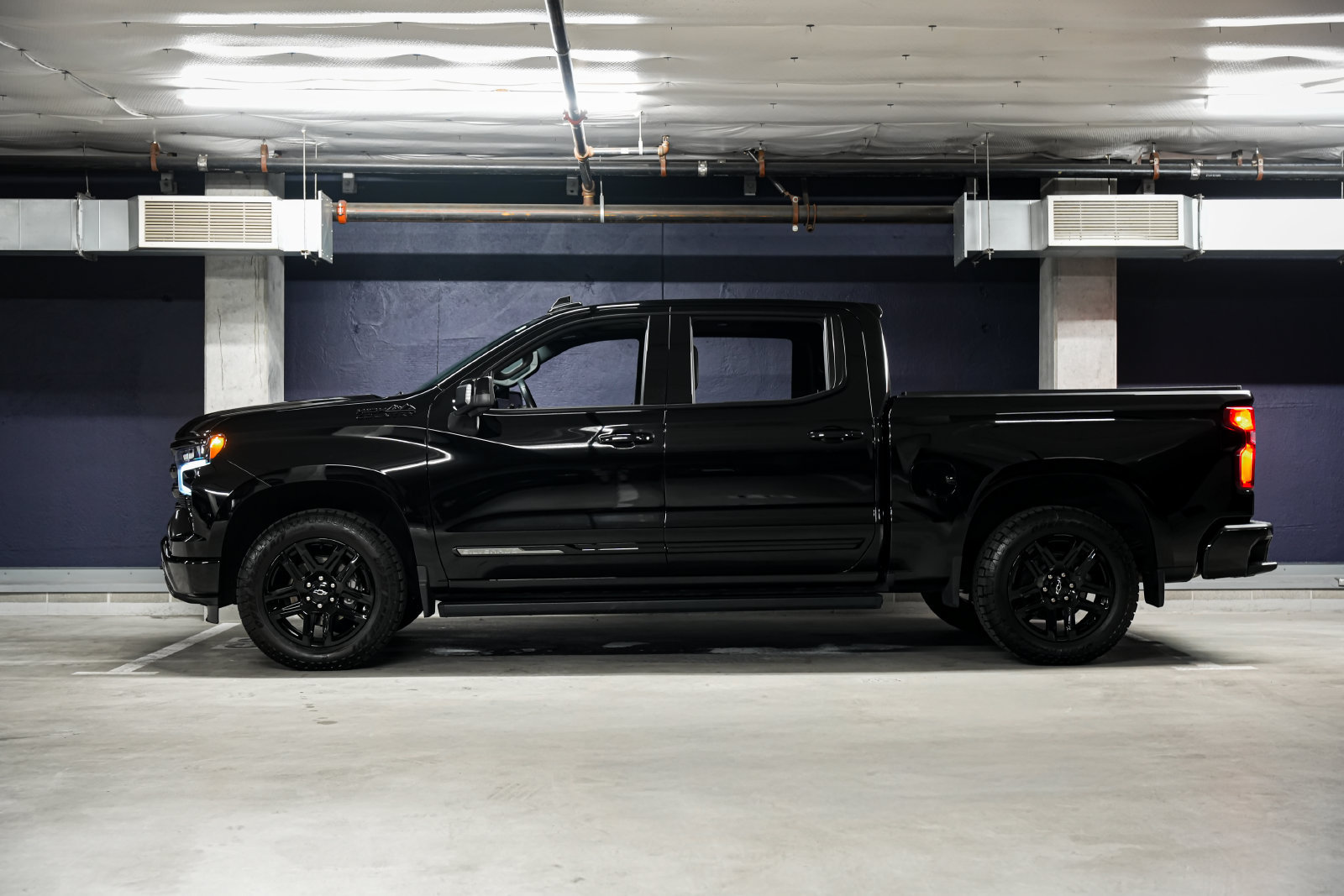 Used 2024 Chevrolet Silverado 1500 High Country w/ Midnight Edition AWD/4WD image 7