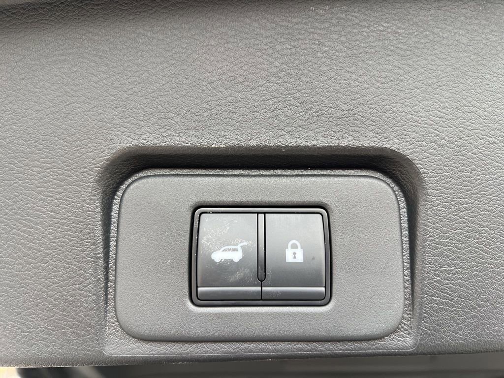 Used 2025 Nissan Rogue SV image 7