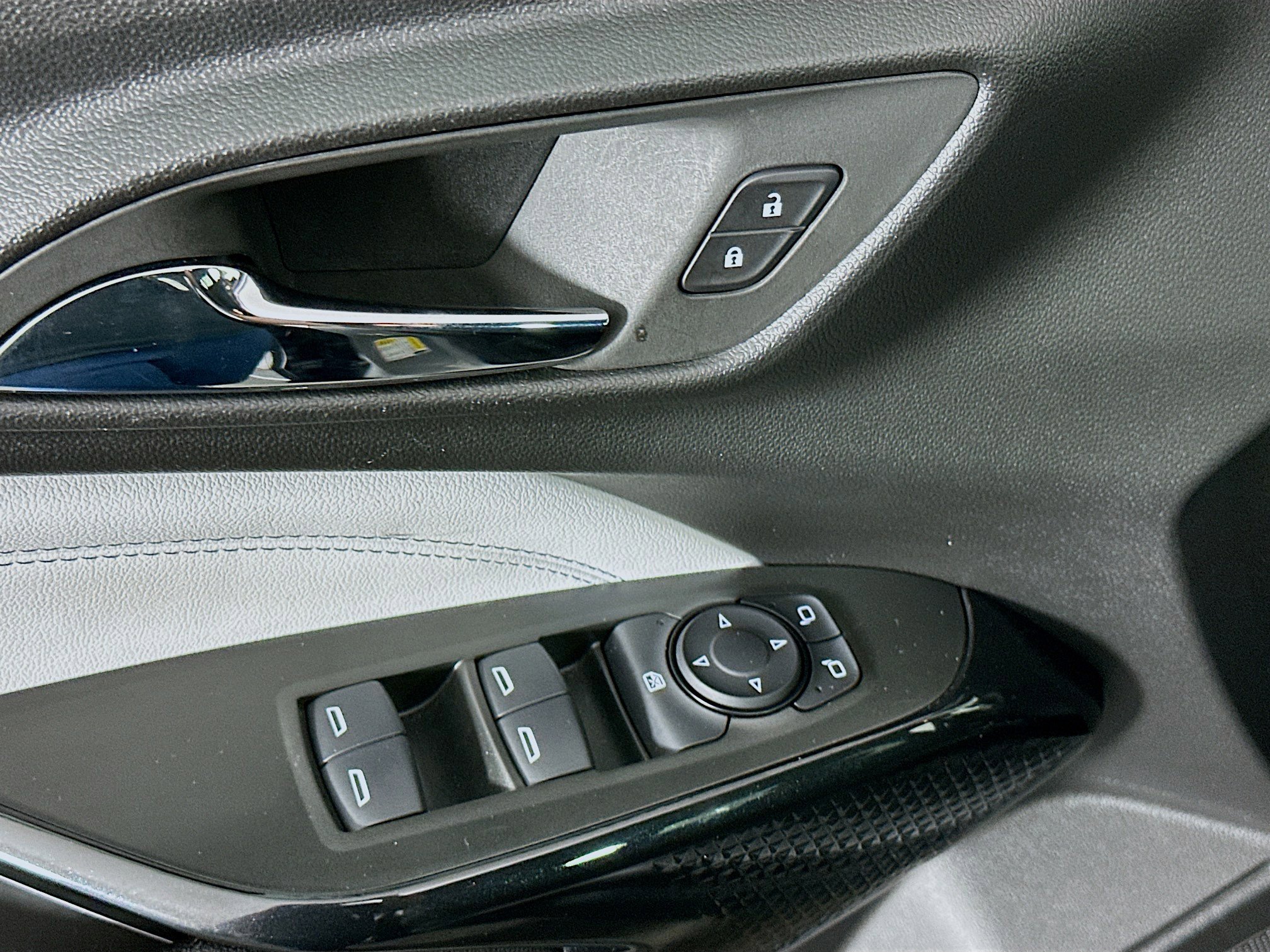 Used 2025 Chevrolet Trax LT w/ LT Convenience Package image 15