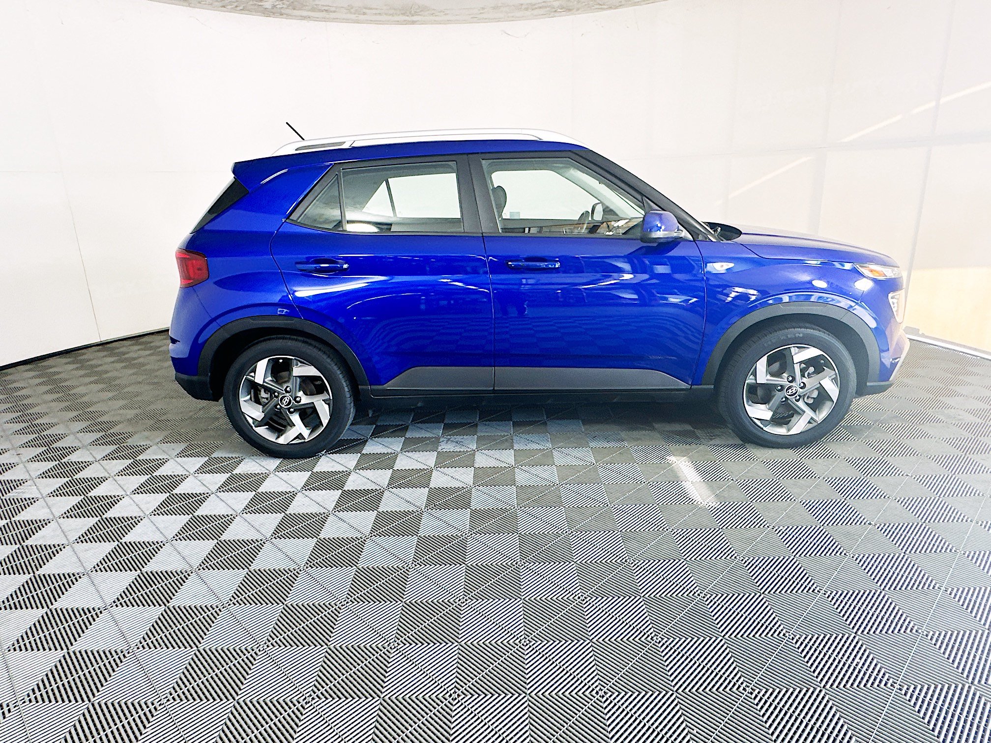 Used 2025 Hyundai Venue SEL FWD image 2