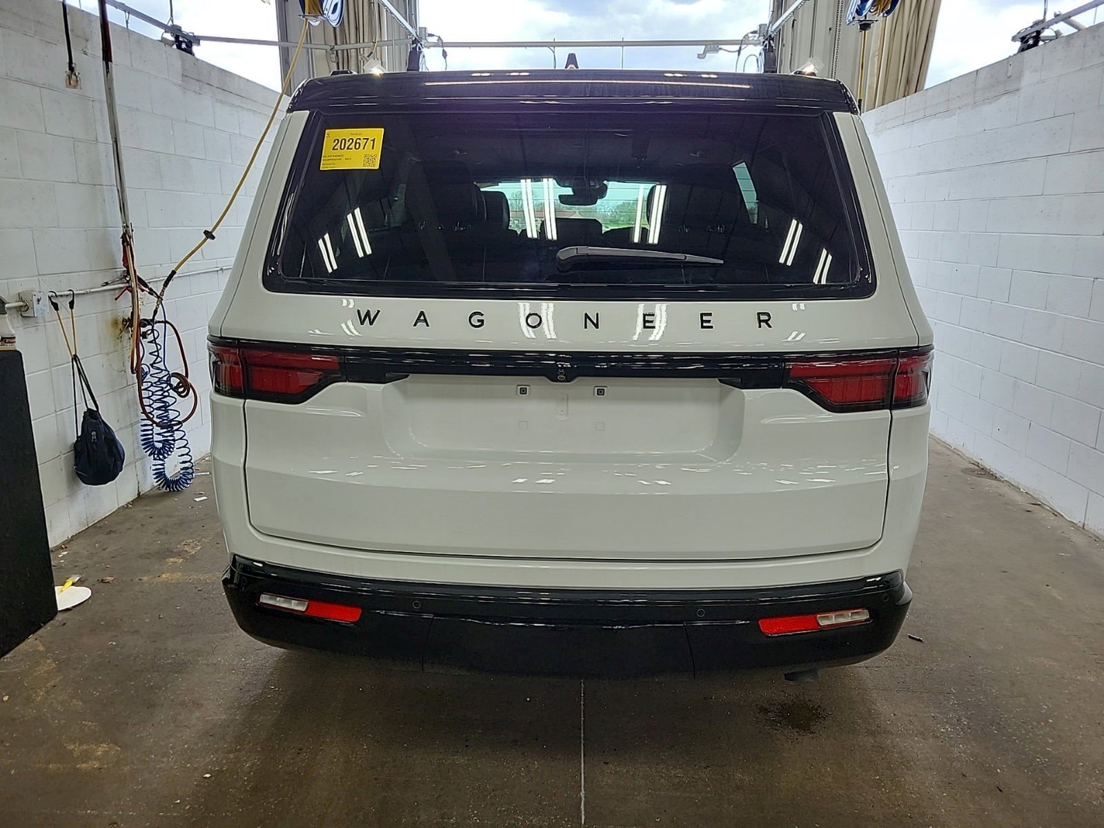 Used 2025 Jeep Wagoneer Series II AWD/4WD image 5