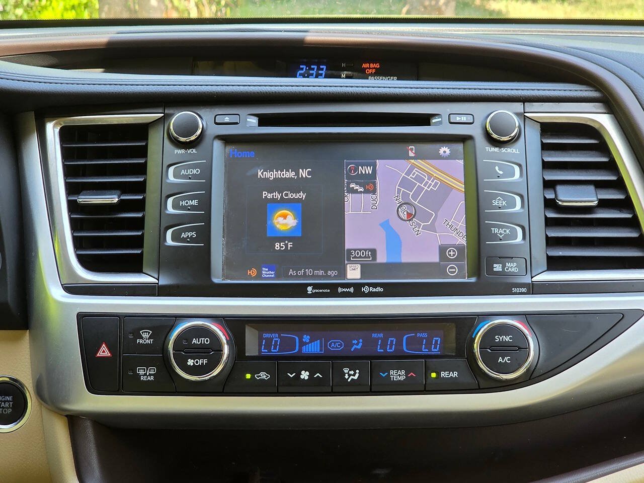Used 2019 Toyota Highlander XLE AWD/4WD image 24