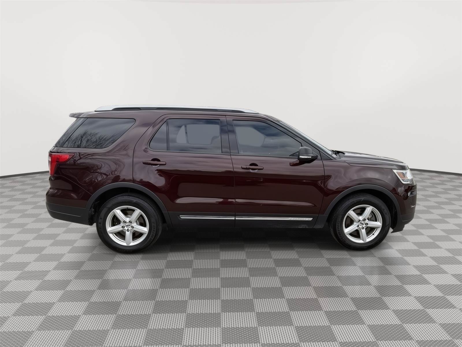 Used 2019 Ford Explorer XLT w/ Equipment Group 202A FWD image 8