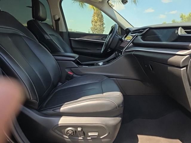 Used 2022 Jeep Grand Cherokee L Limited w/ Black Appearance Package AWD/4WD image 10