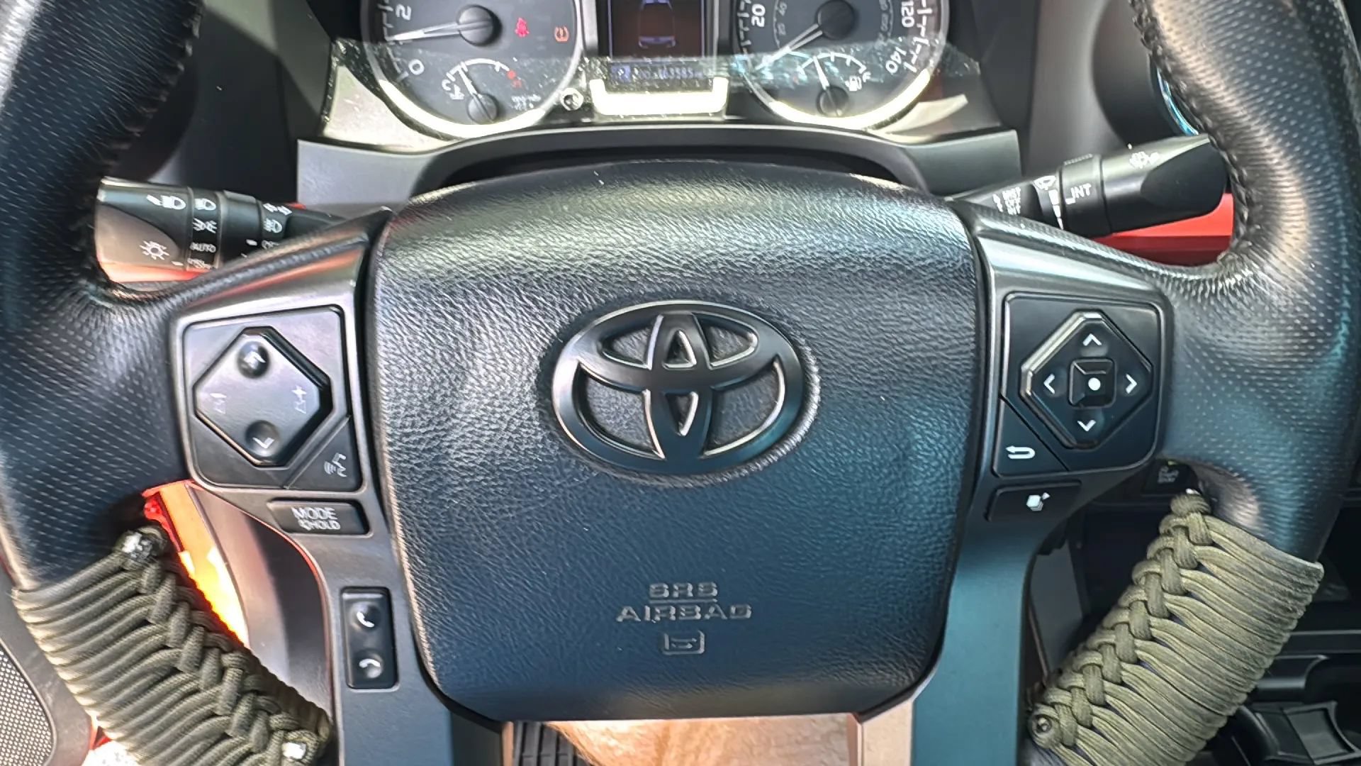 Used 2017 Toyota Tacoma TRD Off-Road w/ Premium & Technology Package AWD/4WD image 20