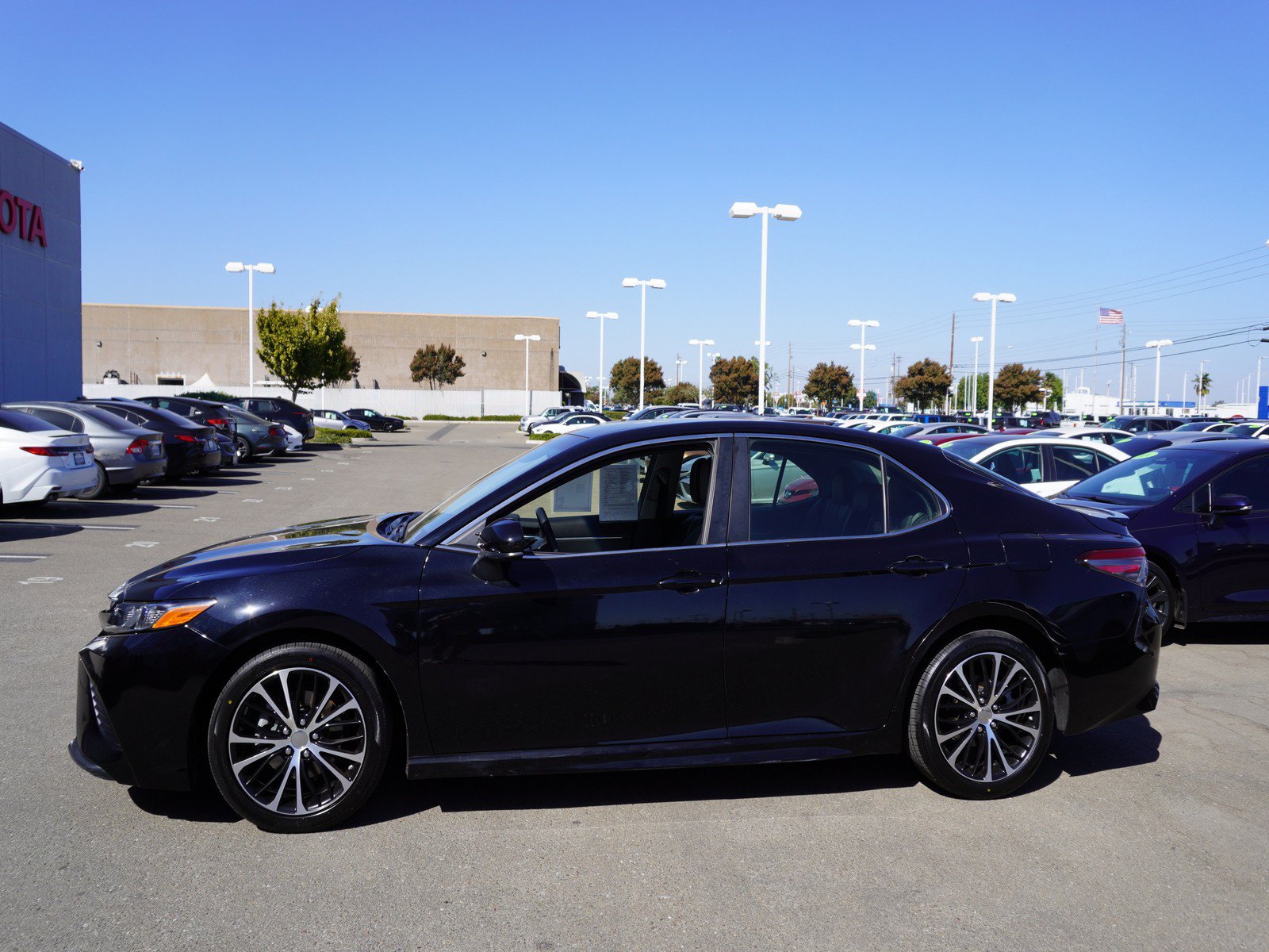 Used 2018 Toyota Camry SE FWD image 6