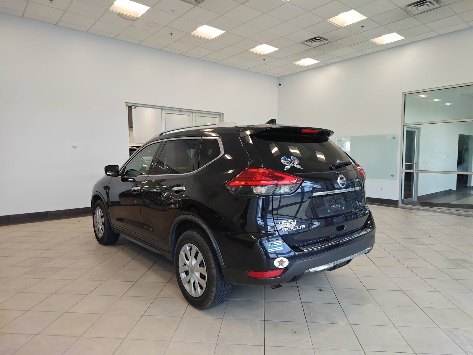 Used 2017 Nissan Rogue S w/ S Appearance Package AWD/4WD image 5