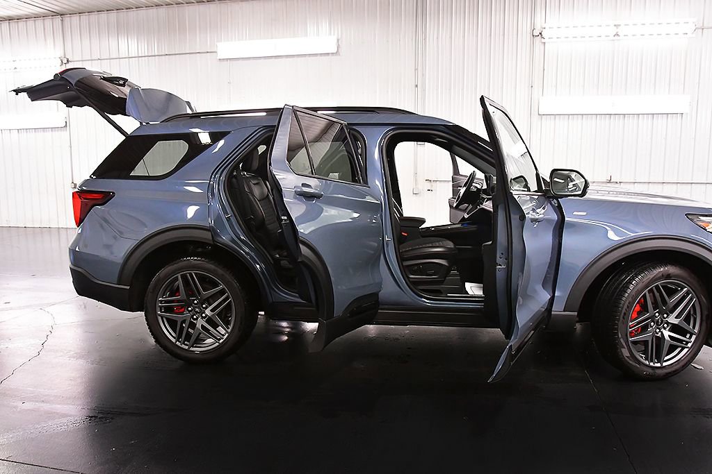 Used 2025 Ford Explorer ST-Line w/ Premium Package image 33