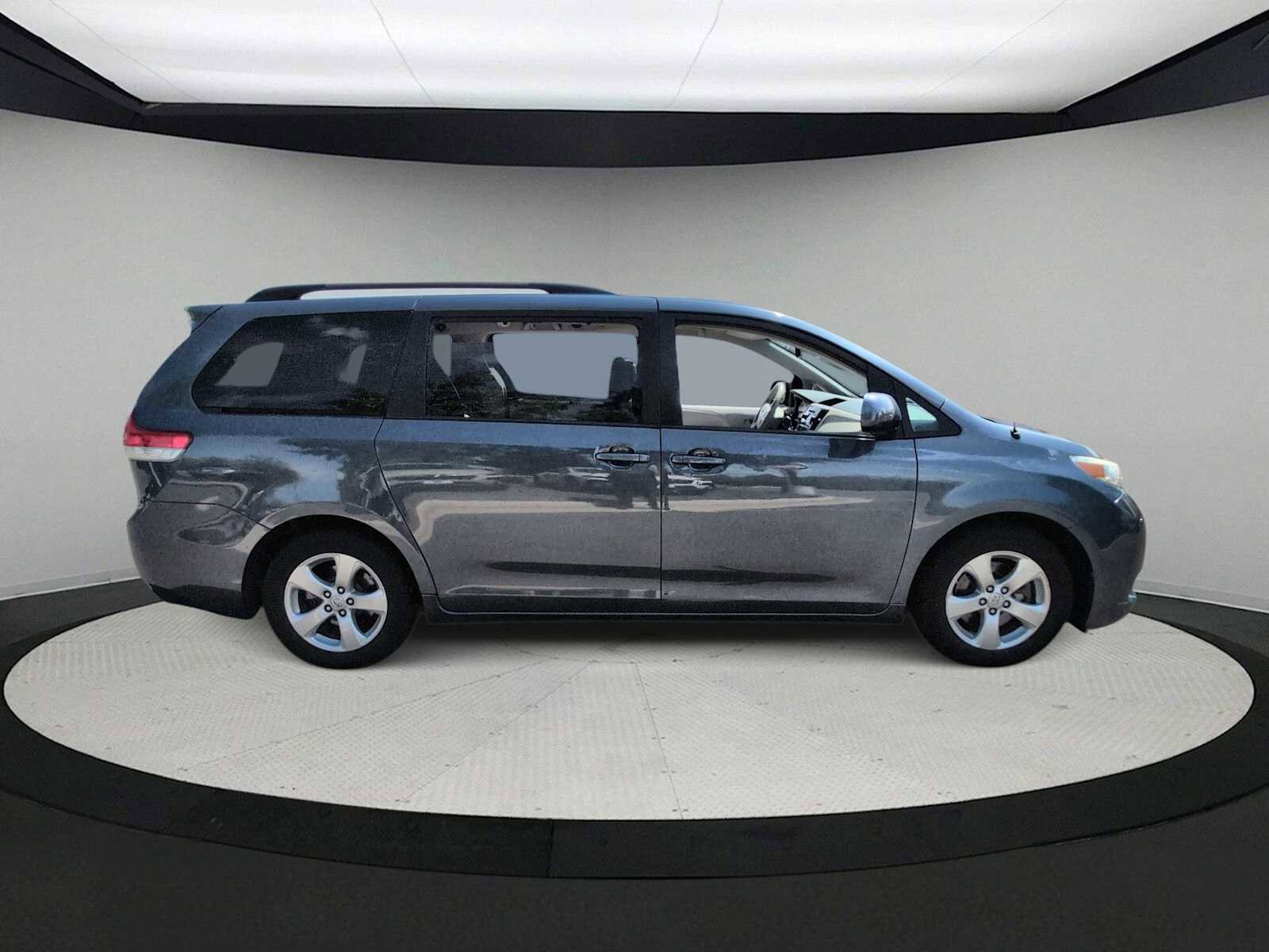 Used 2014 Toyota Sienna LE image 9