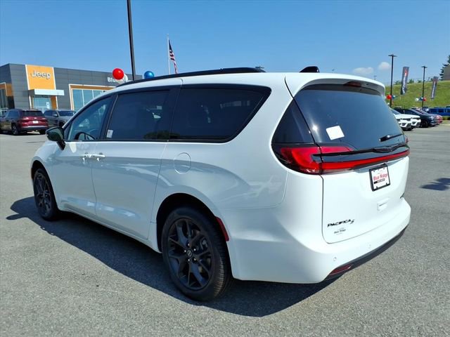 New 2026 Chrysler Pacifica Limited w/ S Appearance Package AWD/4WD image 7