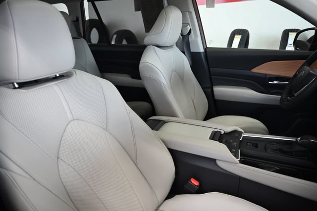 Certified 2026 Toyota Grand Highlander AWD Hybrid image 8