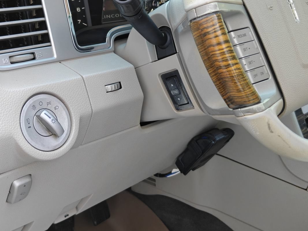 Used 2010 Lincoln Navigator 4WD image 18