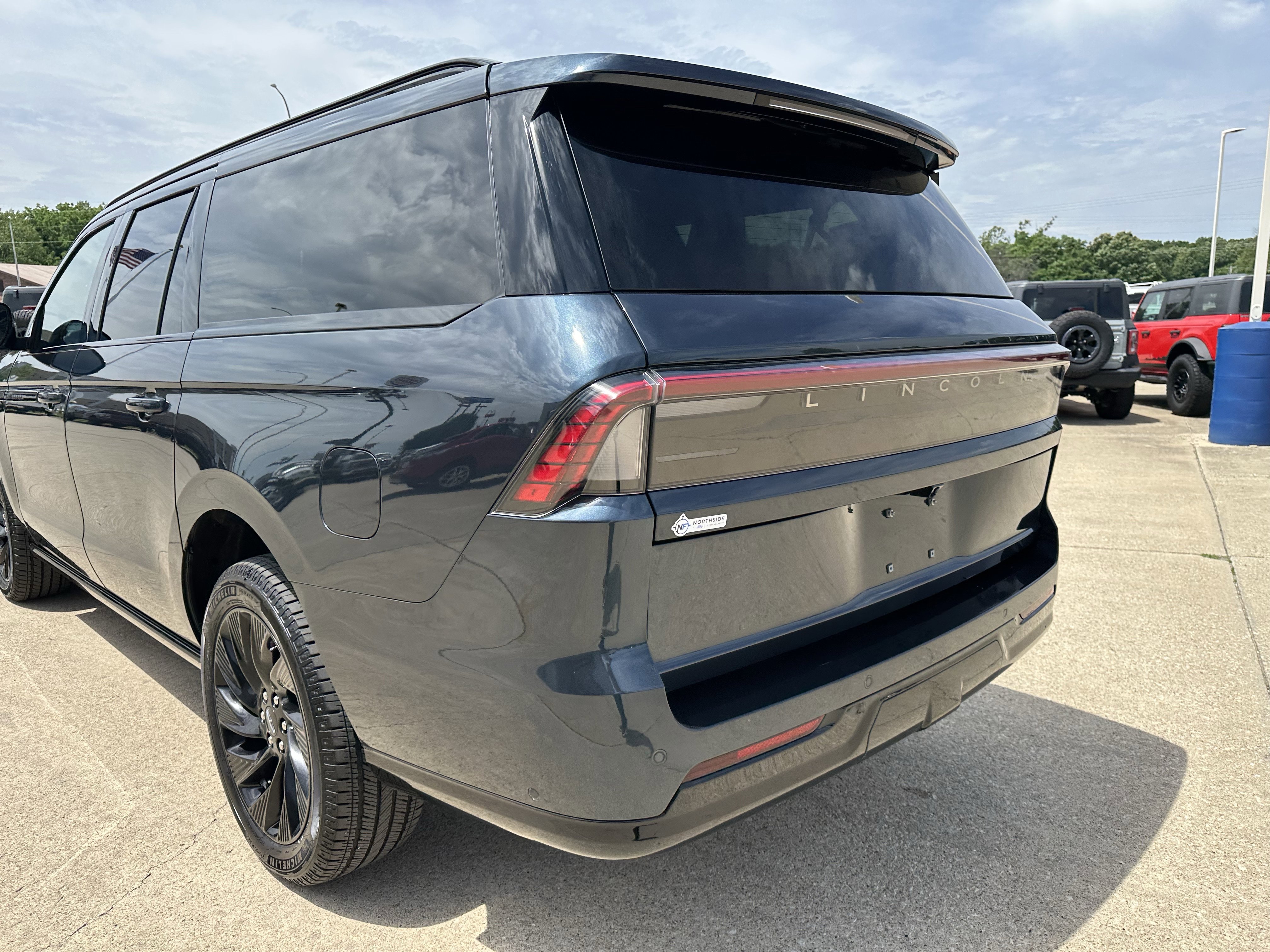 Used 2025 Lincoln Navigator L Reserve w/ Jet Appearance Package AWD/4WD image 6