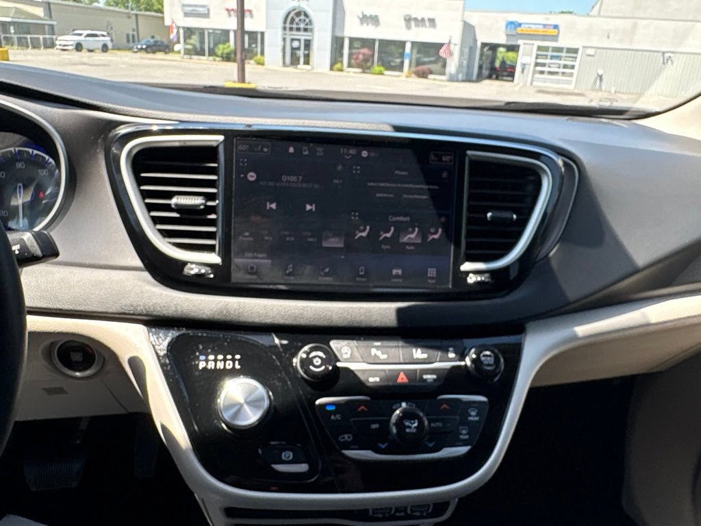 Used 2023 Chrysler Pacifica Touring-L FWD image 12