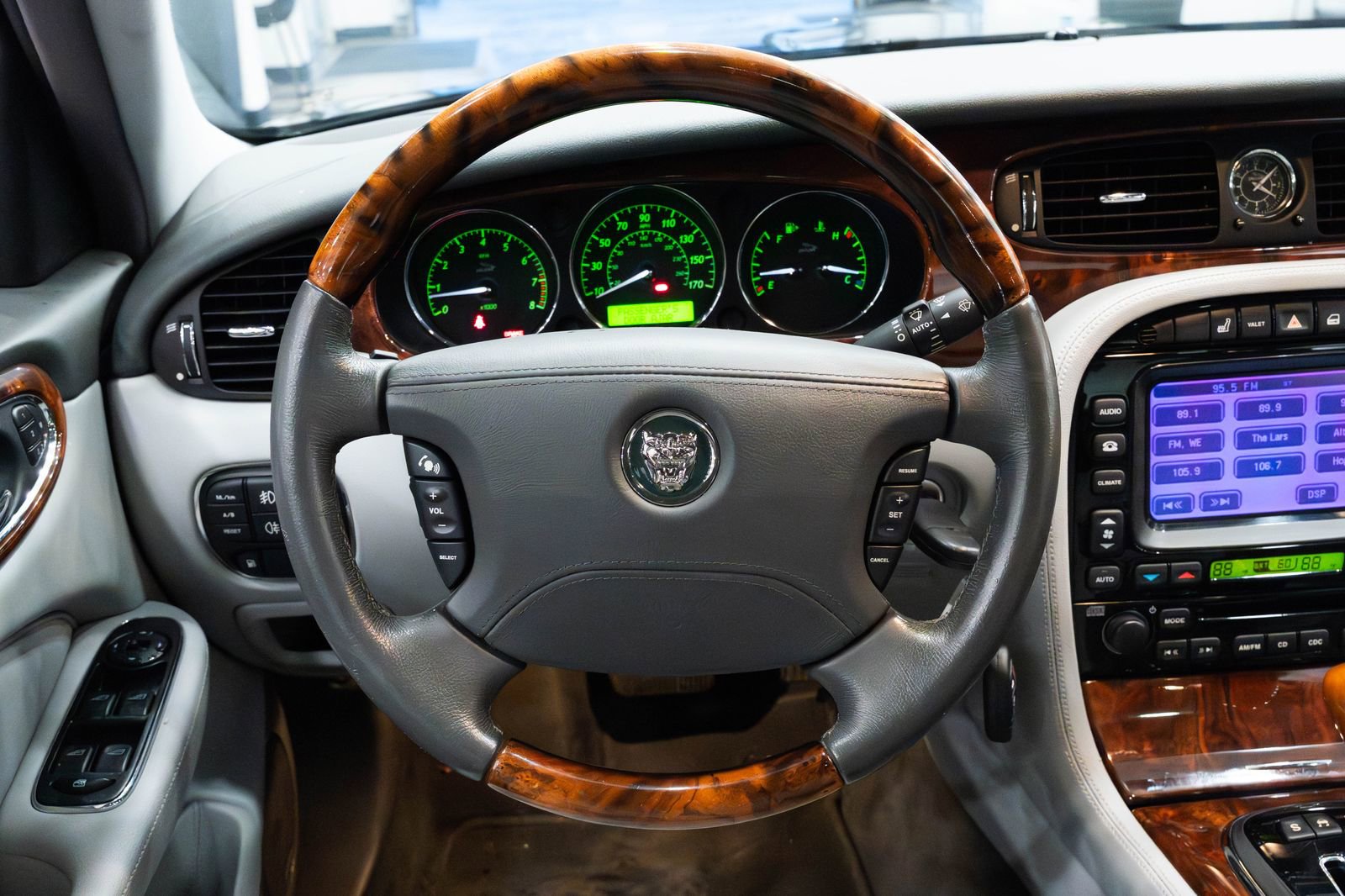 Used 2005 Jaguar XJ8 image 12