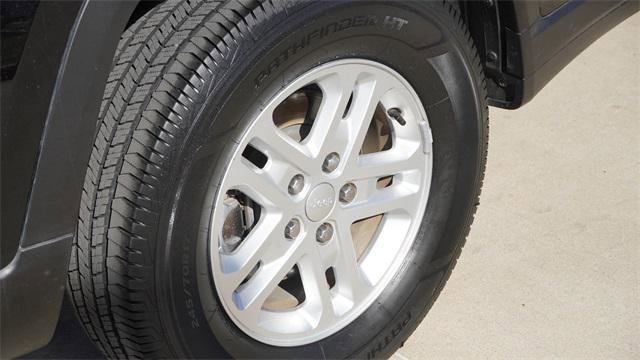 Certified 2023 Jeep Grand Cherokee Laredo w/ Luxury Tech Group I image 11