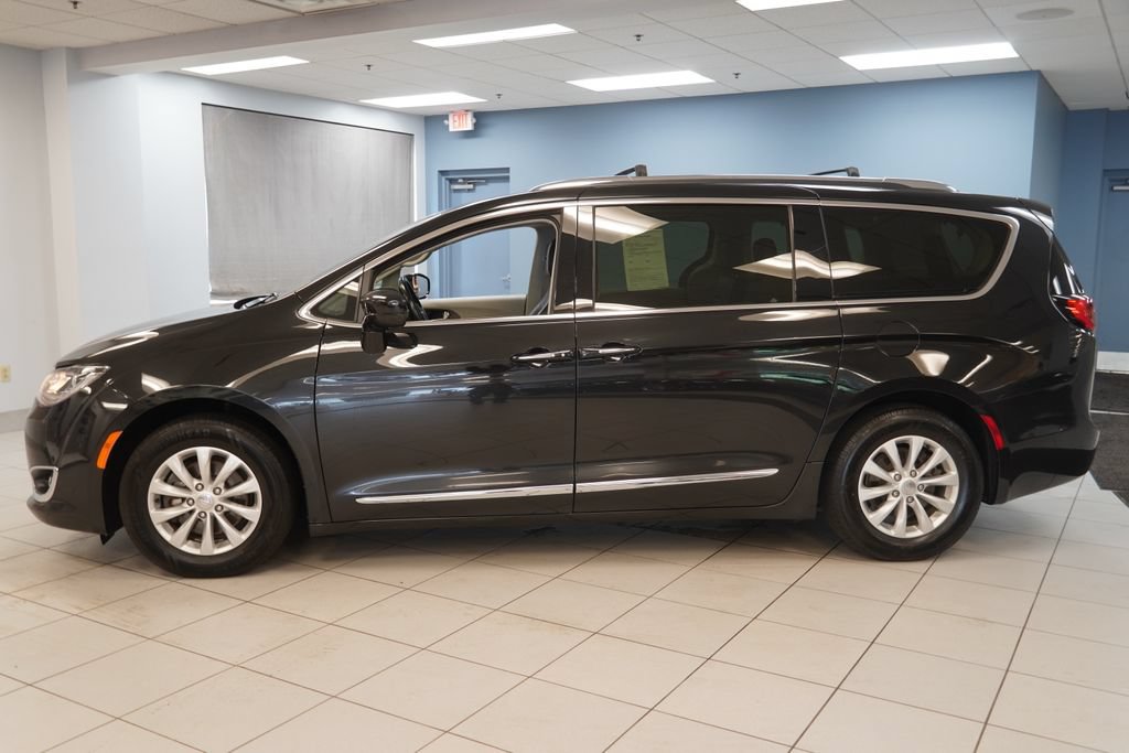 Used 2019 Chrysler Pacifica Touring-L FWD image 2