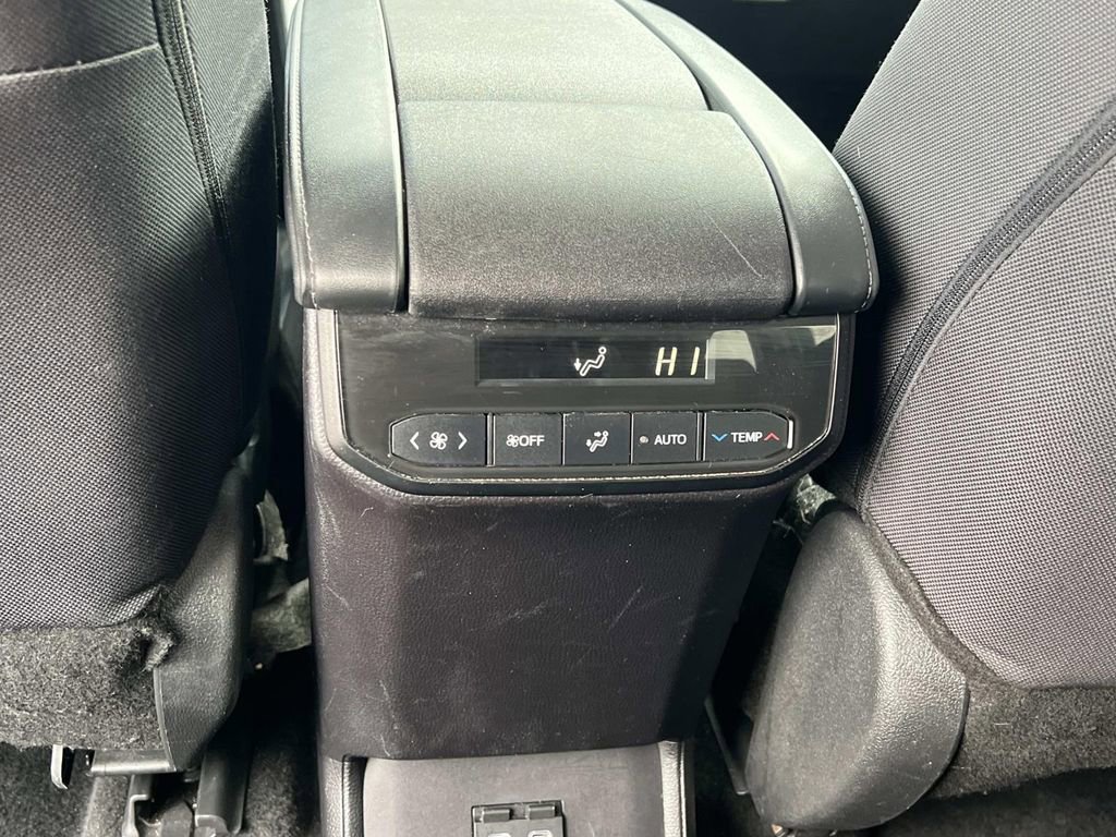 Used 2024 Toyota Highlander LE image 12