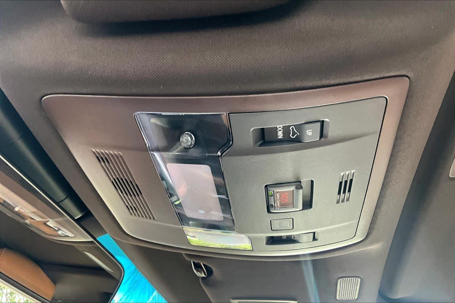Used 2019 Lexus ES 300h Ultra Luxury w/ Accessory Package 2 FWD image 32