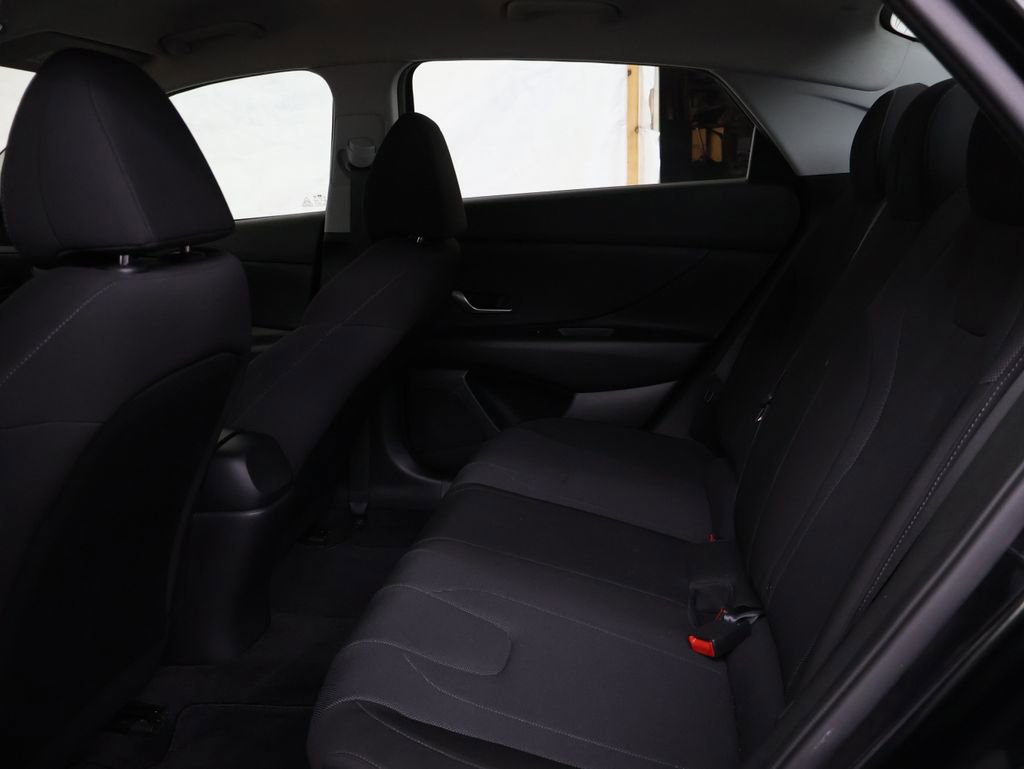 Used 2021 Hyundai Elantra SE w/ Cargo Package image 14