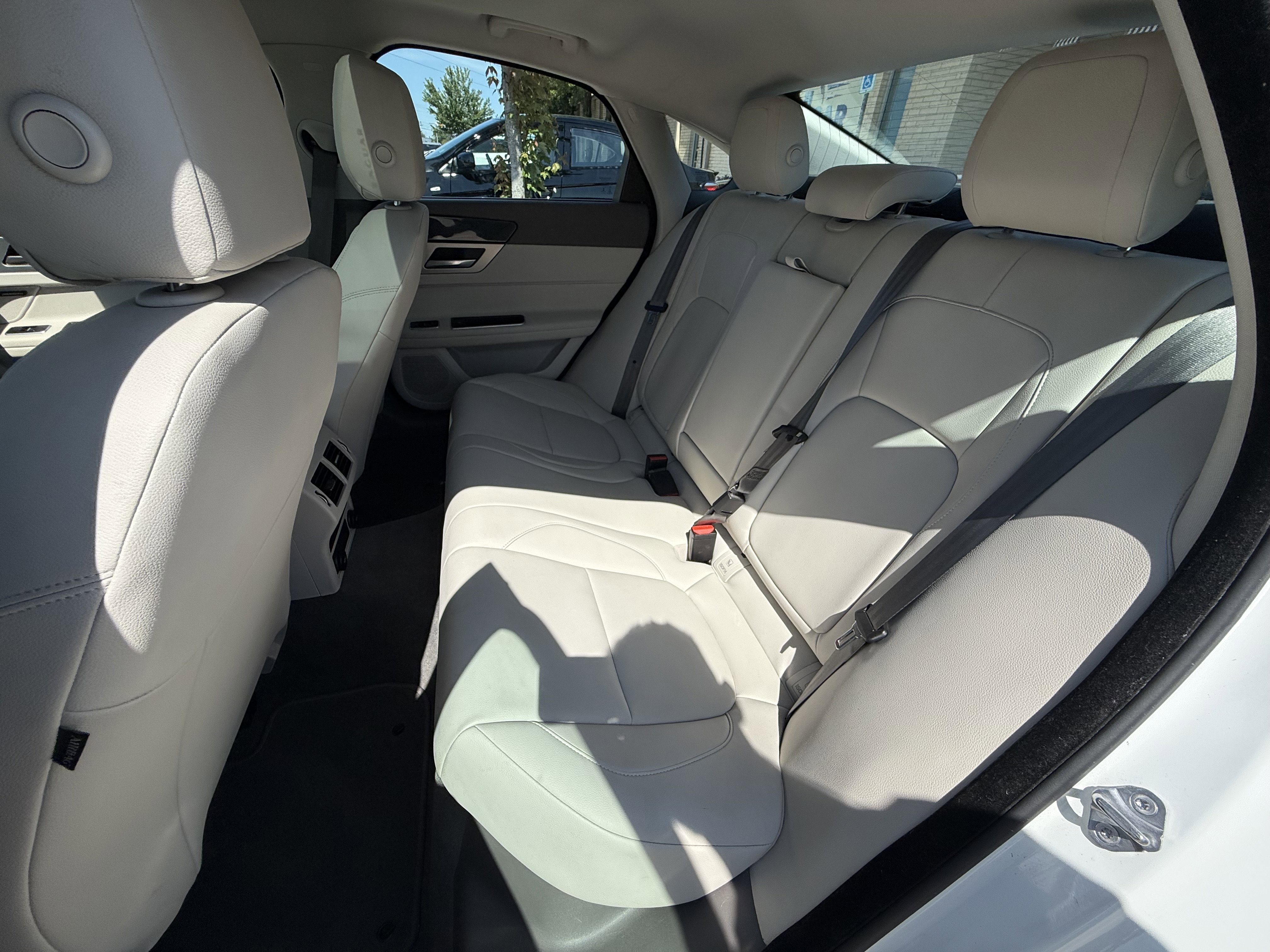 Used 2017 Jaguar XF Premium RWD image 10