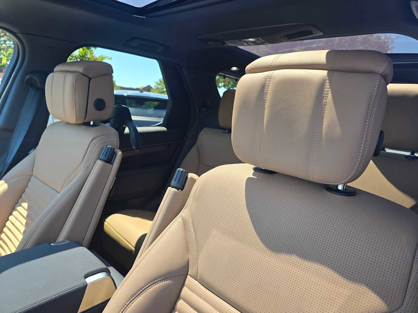 New 2025 Land Rover Discovery Dynamic SE image 26