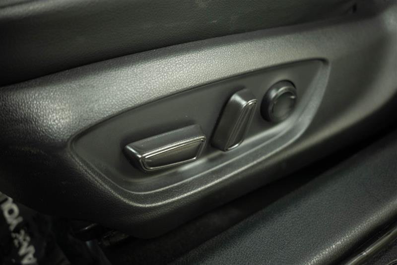 Used 2020 Toyota Camry SE w/ Carpet Mat Package FWD image 11