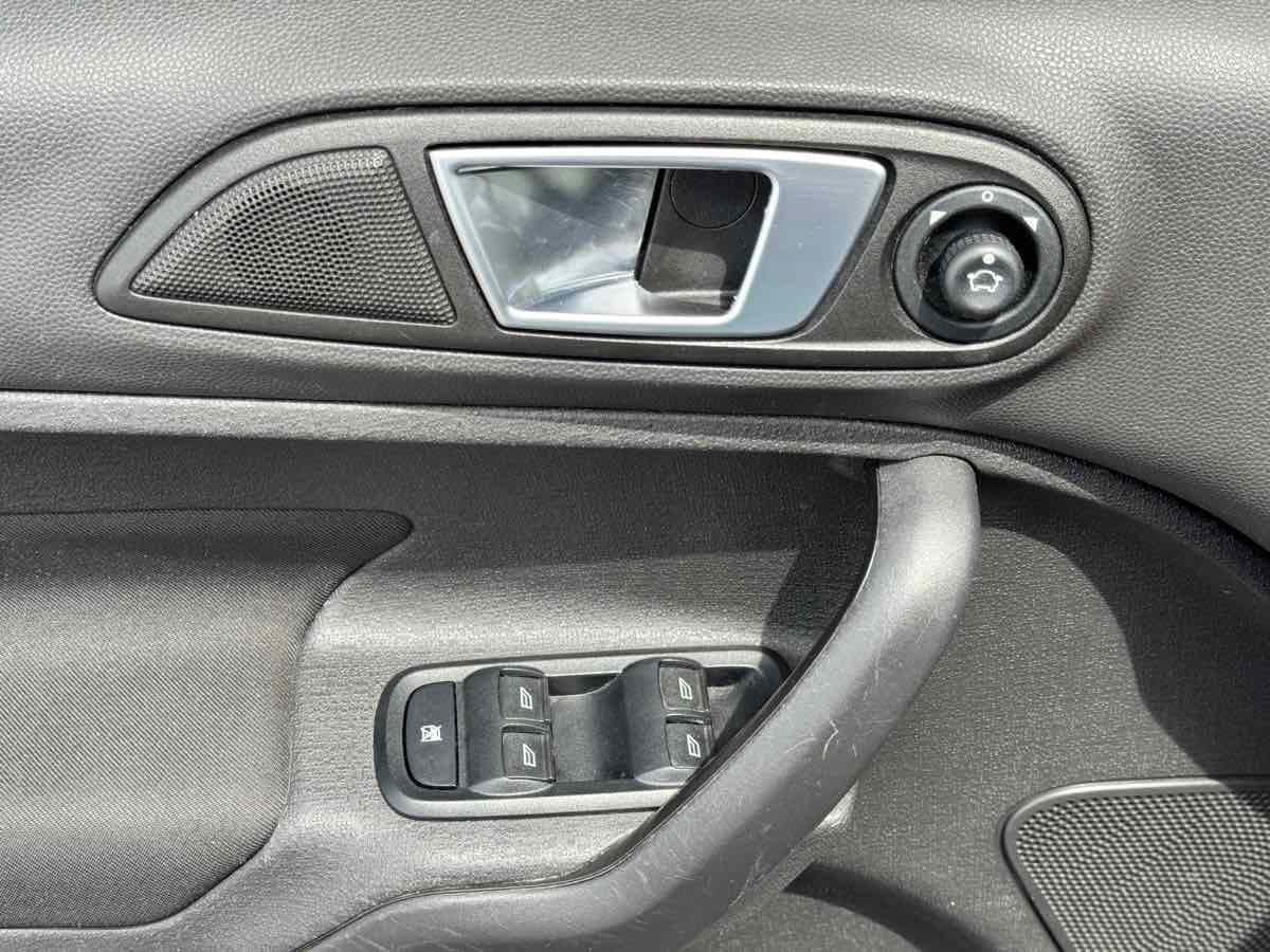 Used 2016 Ford Fiesta SE FWD image 39