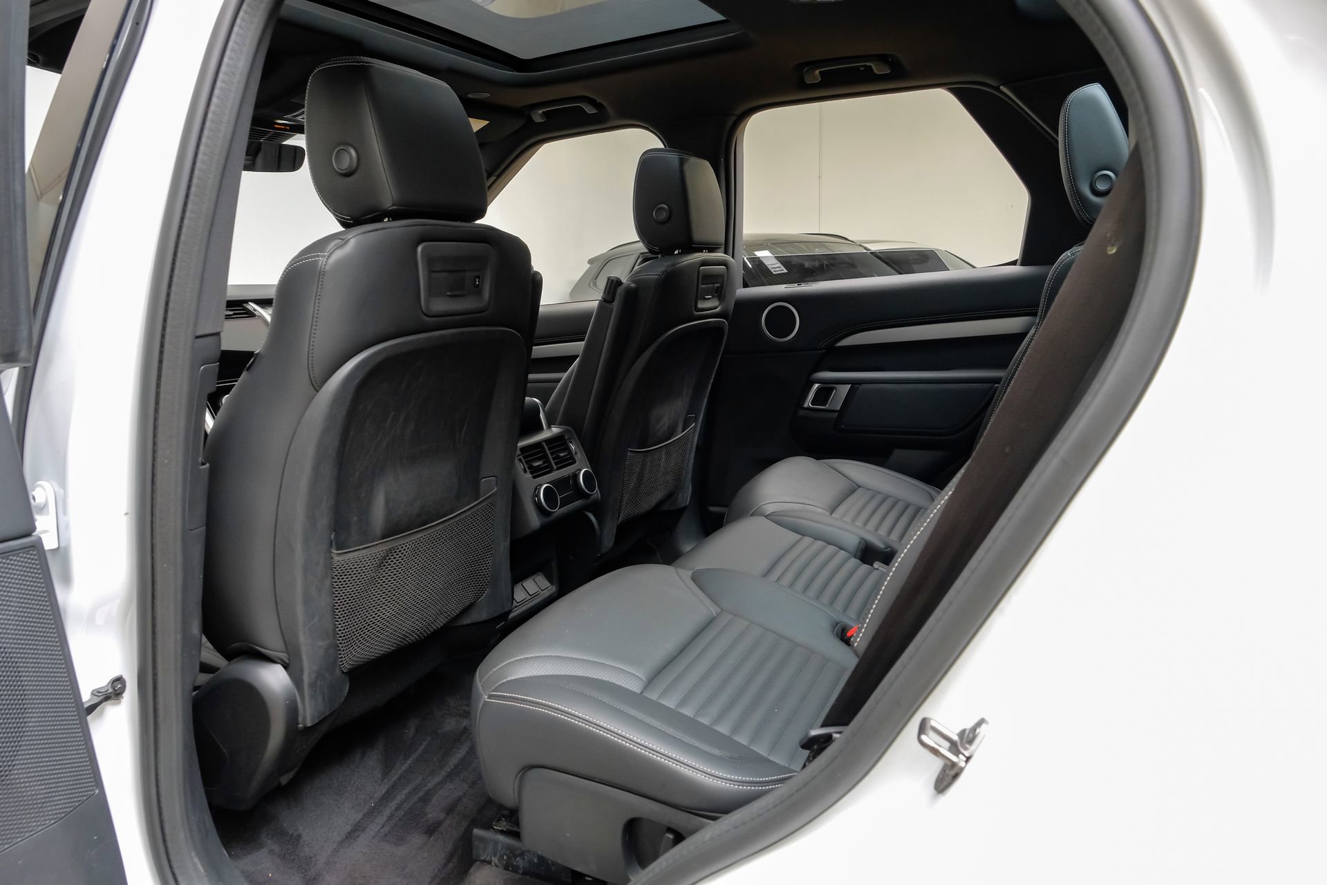 Used 2023 Land Rover Discovery S R-Dynamic image 41