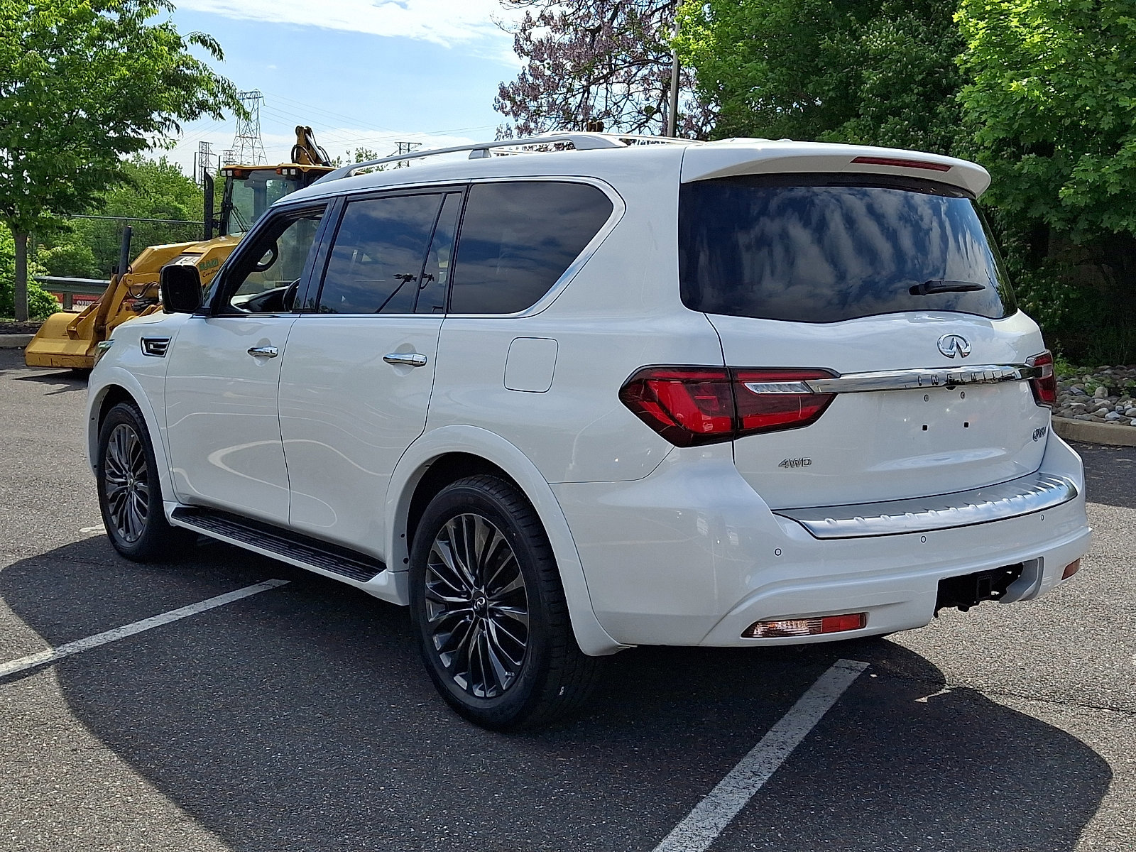 Used 2024 INFINITI QX80 Sensory AWD/4WD image 4