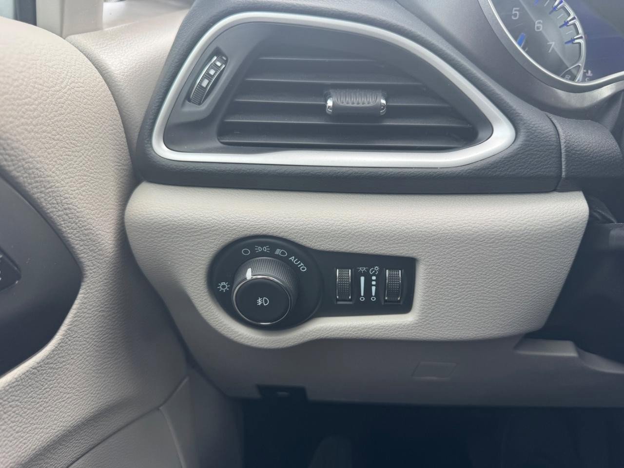 Used 2024 Chrysler Pacifica Touring-L image 26