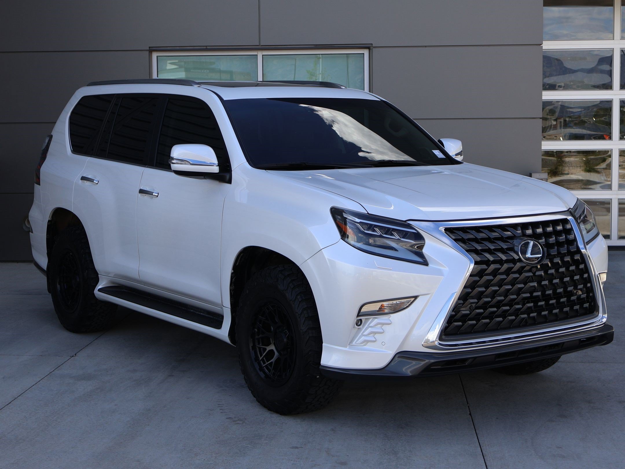 Used 2023 Lexus GX 460 Luxury w/ Sport Design Package AWD/4WD image 3
