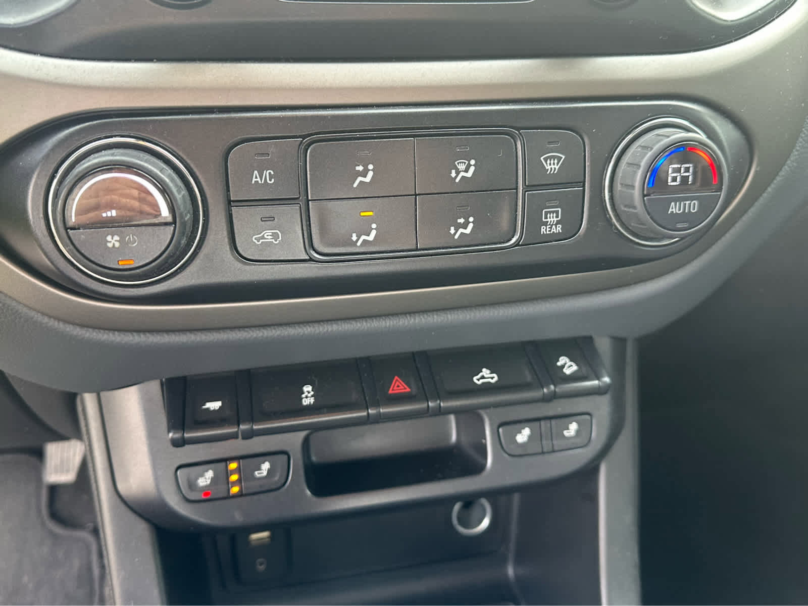 Used 2015 Chevrolet Colorado Z71 AWD/4WD image 16