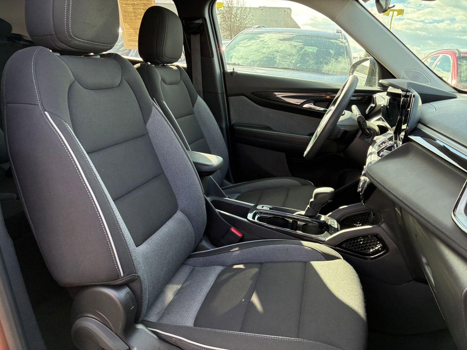 Used 2025 Chevrolet TrailBlazer LT image 34