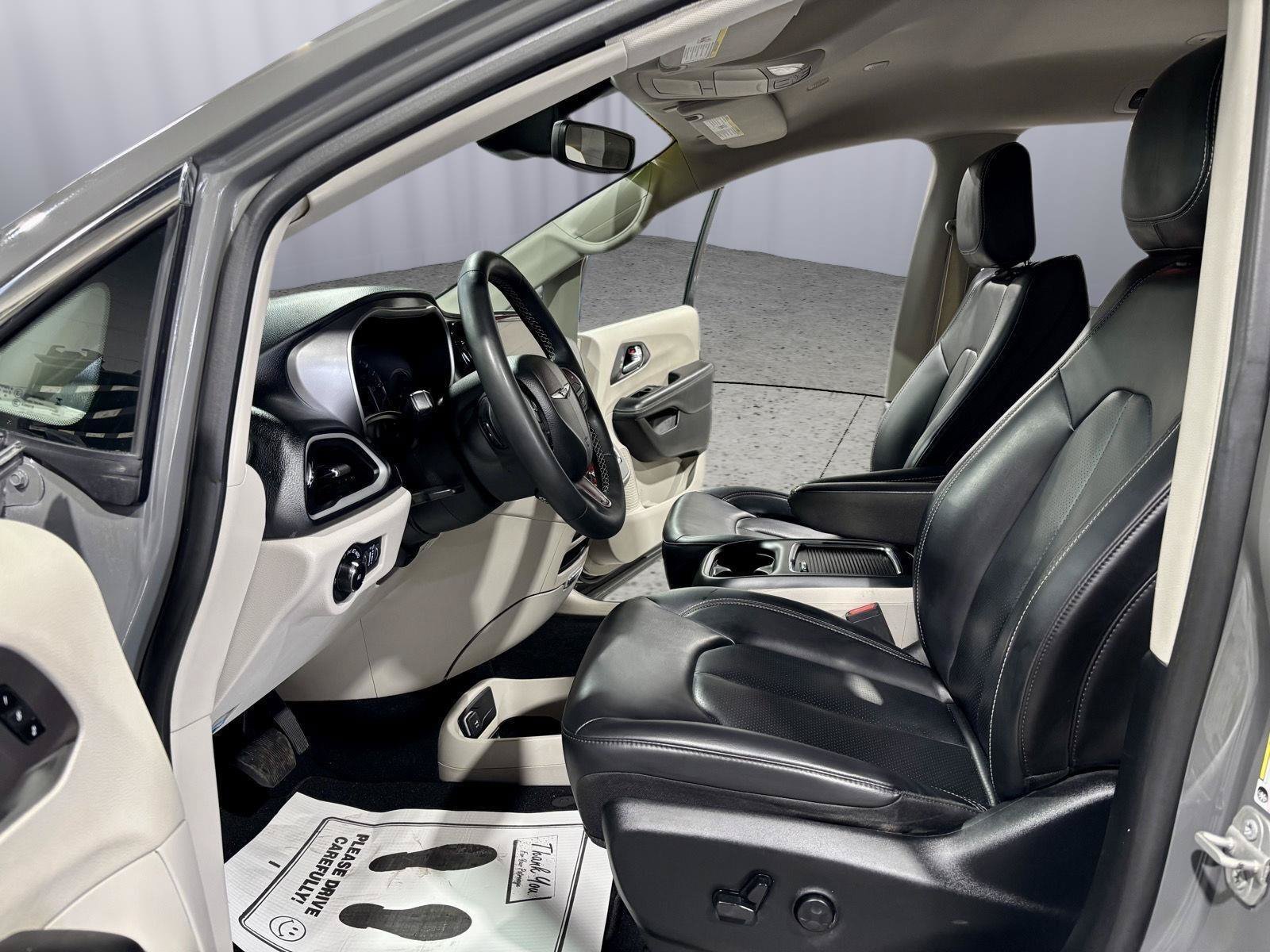 Used 2023 Chrysler Pacifica Touring-L FWD image 7