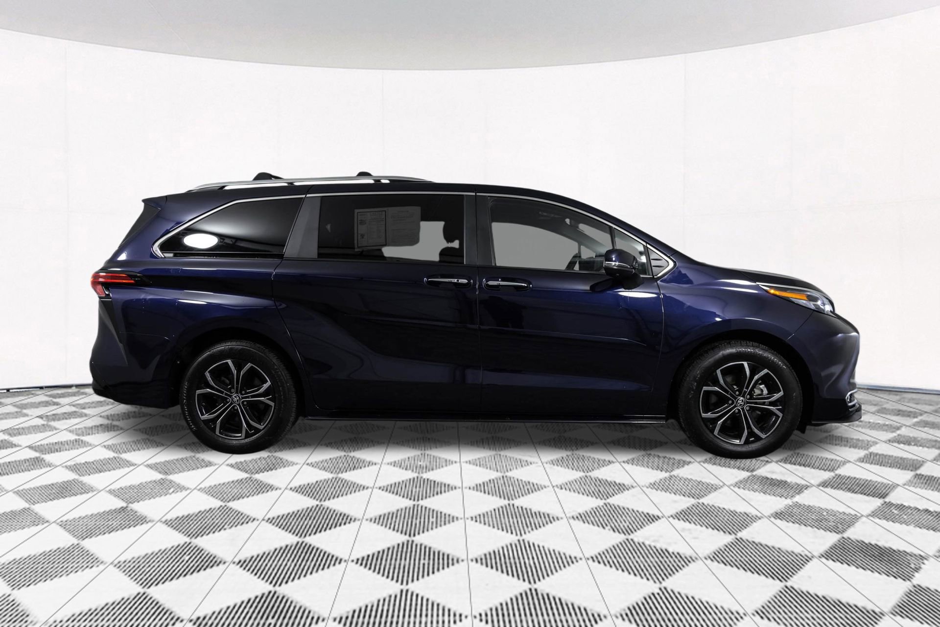 Used 2025 Toyota Sienna Platinum AWD/4WD image 20